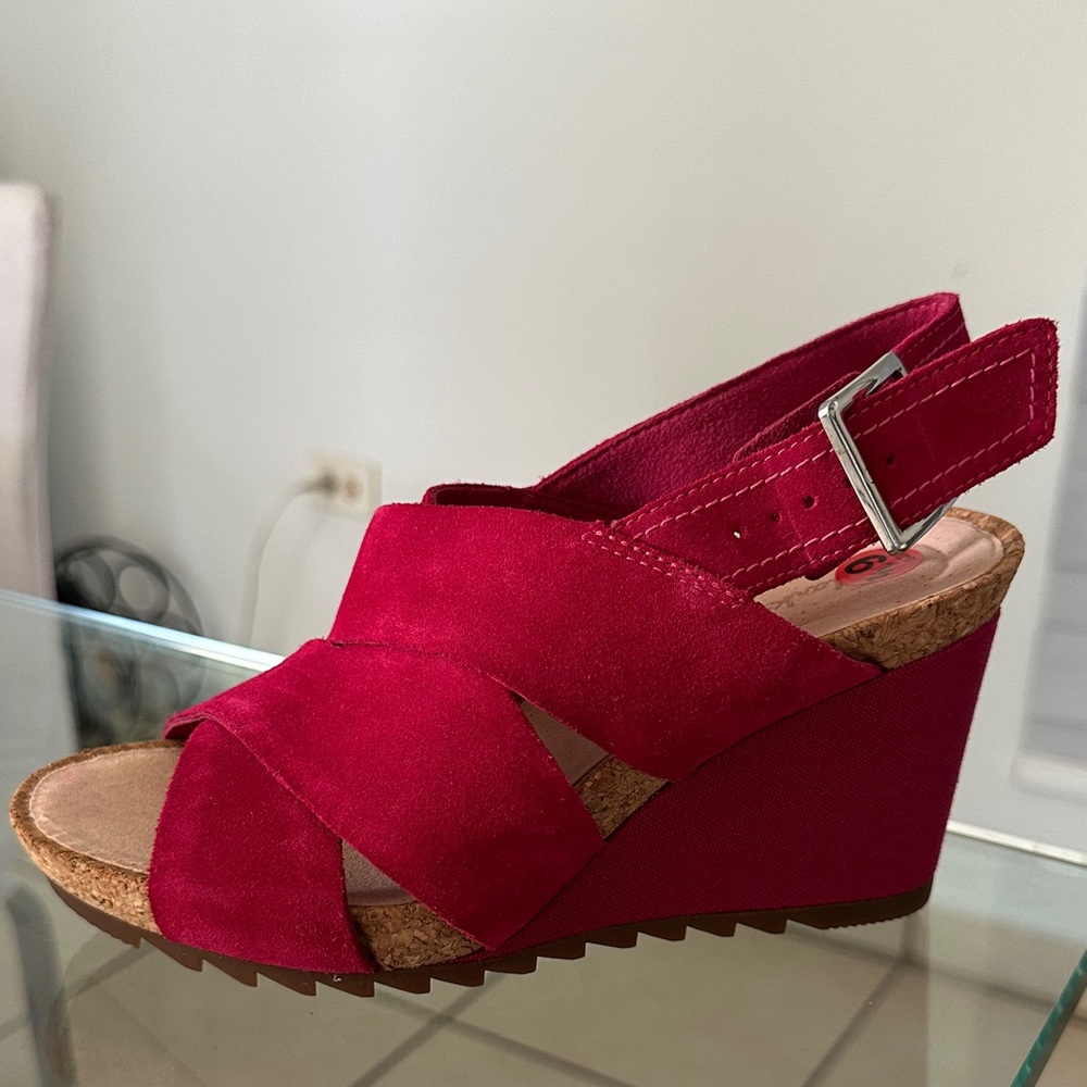 Clarks Women's Fuchsia Wedge Sandals